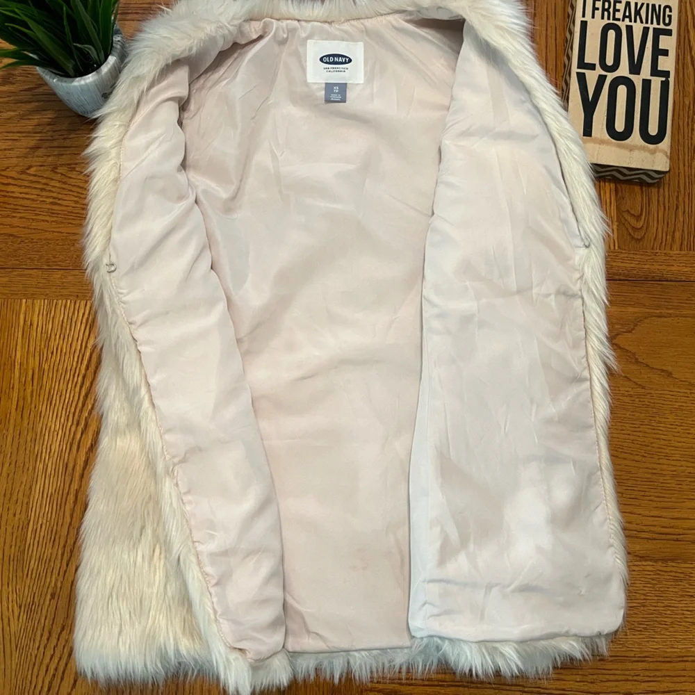 🎉HP🎉 Old Navy Faux Fur Vest - LIKE NEW CONDITION! - Picture 4 of 6